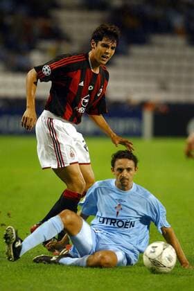 Kaka (Milan) gegen den am Boden sitzenden Jesuli (Vigo) Fußball EC 1 Herren Champions League 2003 2004, RC Celta de Vigo - AC Mailand 0:0, Vdig, Gruppe Vigo