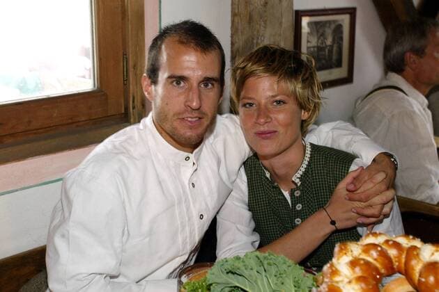 Mehmet Scholl (Bayern) mit Freundin Jessica auf dem Münchener Oktoberfest Fußball 1. BL Herren Saison 2003 2004, FC Bayern München, Wiesen, Wiesn, Bierzelt, privat, Kleidung, Outfit Gruppe München