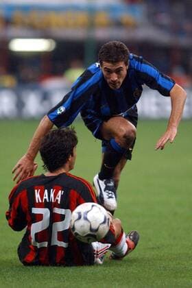 Kily Gonzalez (re., Inter) setzt sich gegen Kaka (Milan) durch Fußball Herren Serie A 2003 2004, 1. Italienische Liga, FC Internazionale Mailand - AC Mailand 1:3 Gruppe Derby, Lokalderby, Ortsderby, Stadtderby Mailand Dynamik,