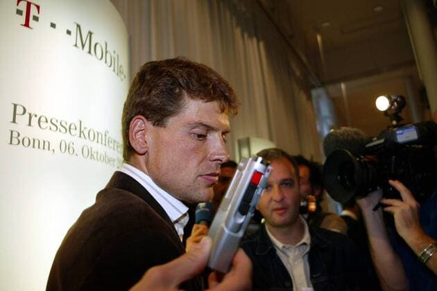 Neuzugang Jan Ullrich (Deutschland T Mobile) stellt sich den Medien Radsport Herren Straßenradsport 2003, Rad, Straße, Pressekonferenz, PK, Pressetermin, Vorstellung, Vdig Gruppe Präsentation Bonn