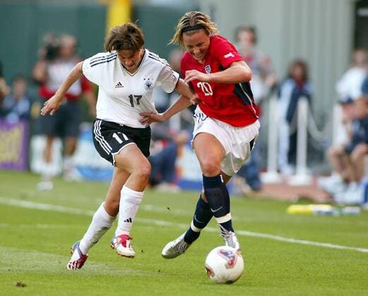 Ariane Hingst (Deutschland, li.) gegen Abby Wambach (USA) Fußball WM Damen Weltmeisterschaft 2003, Länderspiel, Nationalmannschaft, Nationalteam, Nationaltrikot, Halbfinale Gruppe Portland Dynamik,