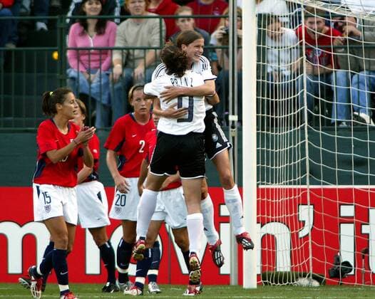 Torjubel Deutschland mit Kerstin Garefrekes (re.) und Birgit Prinz (beide Deutschland), daneben versucht Kate Sobrero (USA) ihr Team aufzumuntern Fußball WM Damen Weltmeisterschaft 2003, Länderspiel, Nationalmannschaft, Nationalteam, Nationaltrikot, Halbfinale Gruppe Portland Freude,