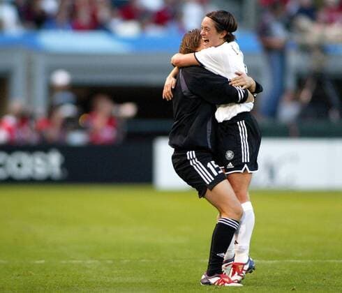 Renate Lingor (re.) und Torfrau Silke Rottenberg (beide Deutschland) - Siegesjubel Fußball WM Damen Weltmeisterschaft 2003, Länderspiel, Nationalmannschaft, Nationalteam, Nationaltrikot, Halbfinale Gruppe Portland Freude, Begeisterung,