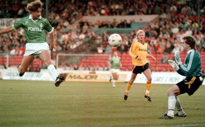 Marco Bode (Bremen) lupft den Ball über Torwart Frode Grodas (Lilleström) und erzielt so sein erstes Europapokal-Tor Fußball 1. BL Herren UEFA-Cup 1989 1990, Pokal, Europapokal, Europacup, Lilleström SK - SV Werder Bremen 1:3 Gruppe Oslo Dynamik,