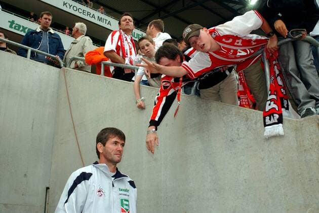 Kölner Fans haschen um ein kurzen Körperkontakt mit Trainer Friedhelm Funkel (Köln) Fußball 1. BL Herren Saison 2003 2004, 1. FC Köln, Vdig Gruppe Köln
