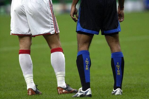 Inter gegen Milan - zwei Spieler einträchtig nebeneinander Fußball Herren Serie A 2003 2004, 1. Italienische Liga, Internazionale Mailand - AC Mailand 1:3, Stadtderby, Vdig Gruppe Mailand