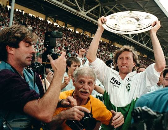 Fußball, SV Werder Bremen, Deutscher Meister 1988 Michael Kutzop (Bremen) mit der Meisterschale Fußball 1. BL Herren Saison 1987 1988, SV Werder Bremen, Gruppe Bremen Freude,