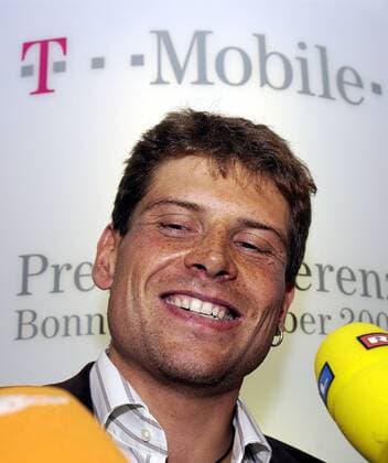 Jan Ullrich (Deutschland T Mobile) strahlt während der Pressekonferenz seines neuen Rennstalls Zuversicht aus Radsport Herren Straßenradsport 2003, Rad, Straße, Pressekonferenz, PK, Pressetermin, Vdig, Porträt Bonn Freude,