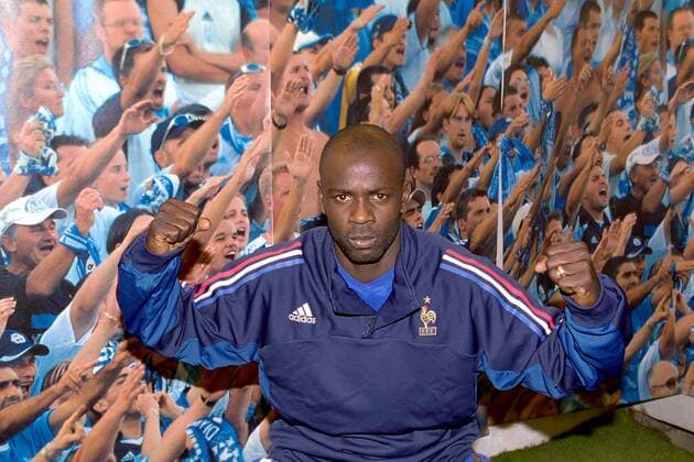 Lilian Thuram (Frankreich) zeigt sich selbstbewußt vor einem Poster mit jubelnden Fans Fußball Länderspiel Herren Benefizspiel 2003, Länderspiel, Nationalmannschaft, Nationalteam, Vdig Einzelbild Marseille Freude, Begeisterung  