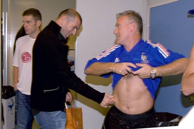 Zinedine Zidane (li.) prüft den körperlichen Zustand von Didier Deschamps (beide Frankreich) am Rande eines Benefizspiels des 98er Weltmeisterteams Fußball Herren Benefizspiel 2003, Nationalmannschaft, Nationalteam, Vdig Gruppe Marseille  
