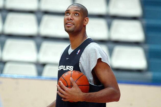 Tim Duncan (San Antonio Spurs) schaut erwartungsvoll nach oben Basketball Herren NBA Europe Game 2003, San Antonio Spurs, Saisonvorbereitung, Training Einzelbild Paris  