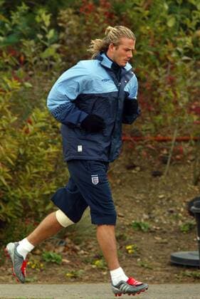 David Beckham (England) scheint ziemlich kalt zu sein Fußball Herren Nationalmannschaftstraining 2003, Nationalmannschaft, Nationalteam, Training, Einzelbild Dynamik,
