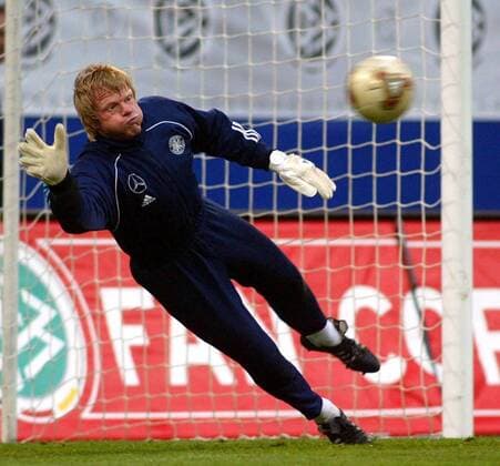 Torwart Oliver Kahn (Deutschland) hechtet nach dem Ball Fußball Herren Nationalmannschaftstraining 2003, Nationalmannschaft, Nationalteam, Training Einzelbild Hamburg Dynamik, Abwehr