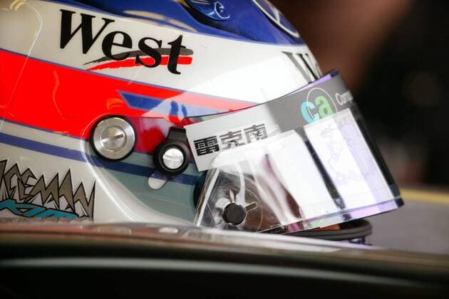 Kimi Räikkönen (Finnland McLaren-Mercedes) mit geschlossenem Visier Motorsport Grand Prix Herren Großer Preis von Japan 2003, Formel 1 Weltmeisterschaft, F1, F, GP, WM, freies Training Einzelbild International Racing Course Suzuka