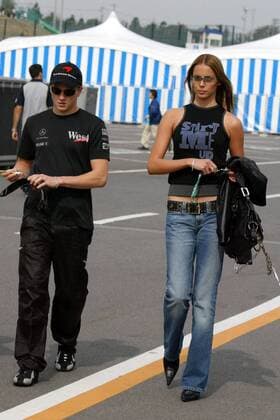 Kimi Räikkönen (Mc Laren-Mercedes) und seine Verlobte Jenni Dahlman (beide Finnland) Motorsport Grand Prix Herren Großer Preis von Japan 2003, Formel 1 Weltmeisterschaft, F1, F, GP, WM, freies Training Gruppe International Racing Course Suzuka