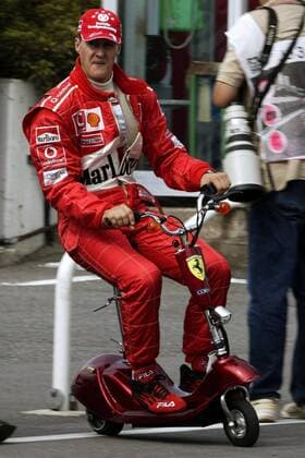 Michael Schumacher (Deutschland Ferrari) auf seinem Elektroscooter Motorsport Grand Prix Herren Großer Preis von Japan 2003, Formel 1 Weltmeisterschaft, F1, F, GP, WM, Qualifying Einzelbild International Racing Course Suzuka