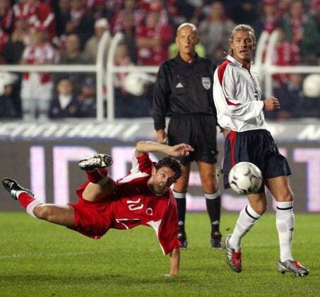 Nihat Kahveci (Türkei, li.) mit einem Seitfallzieher und David Beckham (England) schaut staunend zu Fußball Länderspiel Herren Europameisterschaftsqualifikation 2003, Länderspiel, Nationalmannschaft, Nationalteam Gruppe Istanbul Dynamik,