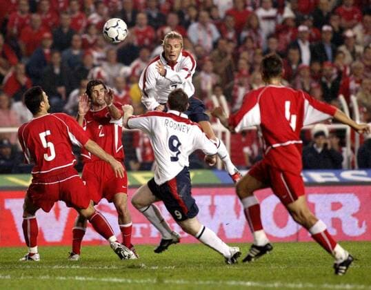 David Beckham (England, Mitte) - Kopfball Fußball Länderspiel Herren Europameisterschaftsqualifikation 2003, Länderspiel, Nationalmannschaft, Nationalteam Gruppe Istanbul Dynamik, Höhe,