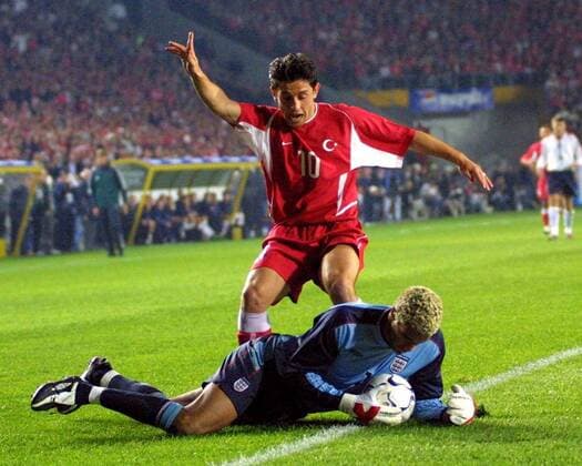 Torwart David James (England, vorn) sichert den Ball vor Nihat Kahveci (Türkei) direkt auf der Strafraumlinie Fußball Länderspiel Herren Europameisterschaftsqualifikation 2003, Länderspiel, Nationalmannschaft, Nationalteam Gruppe Istanbul