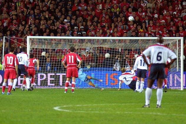 Beckham (England, Mitte) schießt den Ball beim Elfmeter haushoch über das Tor auf die mit türkischen Fans besetzten Ränge Fußball Länderspiel Herren Europameisterschaftsqualifikation 2003, Länderspiel, Nationalmannschaft, Nationalteam Totale Istanbul Spannung,