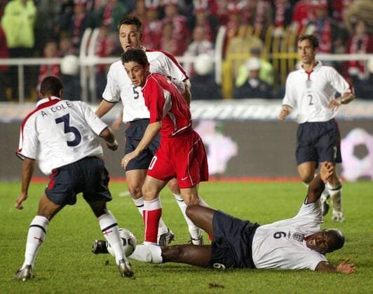Sol Campbell (England, re.) stochert den Ball vor Nihat Kahveci (Mitte, Türkei) zu Cole (li., ebenfalls England) Fußball Länderspiel Herren Europameisterschaftsqualifikation 2003, Länderspiel, Nationalmannschaft, Nationalteam Gruppe Istanbul Kampf,