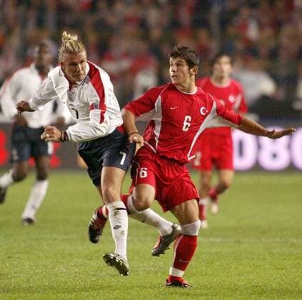 David Beckham (li., England) gegen Emre Belözoglu (Türkei) Fußball Länderspiel Herren Europameisterschaftsqualifikation 2003, Länderspiel, Nationalmannschaft, Nationalteam Gruppe Istanbul