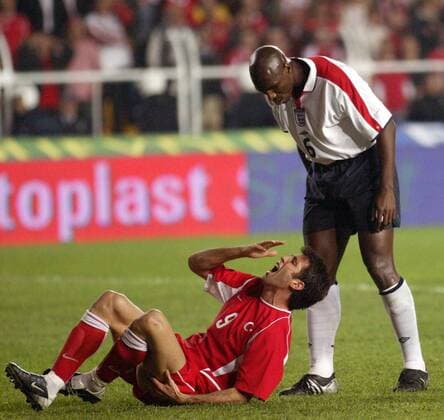 Sol Campbell (re., England) schimpft mit Hakan Sükür (Türkei), der verletzt am Boden liegt Fußball Länderspiel Herren Europameisterschaftsqualifikation 2003, Länderspiel, Nationalmannschaft, Nationalteam Gruppe Istanbul Spannung, Überlegenheit