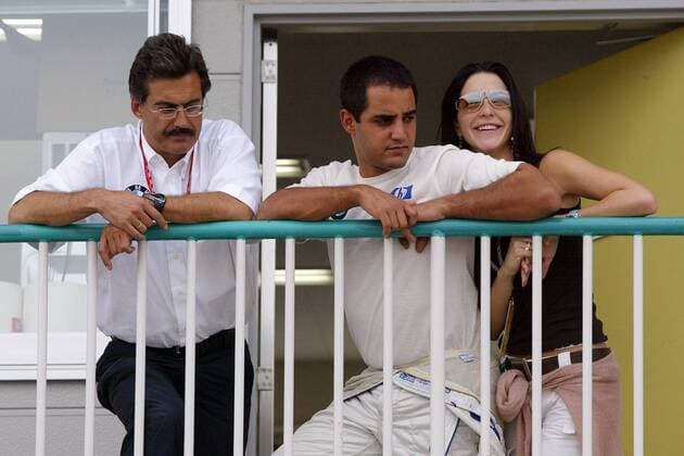 Juan Pablo Montoya (Mitte, Kolumbien) und Motorsportchef Mario Theissen (Deutschland beide BMW-Williams) enttäuscht nach seinem Ausfall; nur Montoyas Ehefrau Connie (Kolumbien) erfreut sich an den schönen Dingen des Lebens Motorsport Grand Prix Herren Großer Preis von Japan 2003, Formel 1 Weltmeisterschaft, F1, F, GP, WM Gruppe Suzuka Enttäuschung,