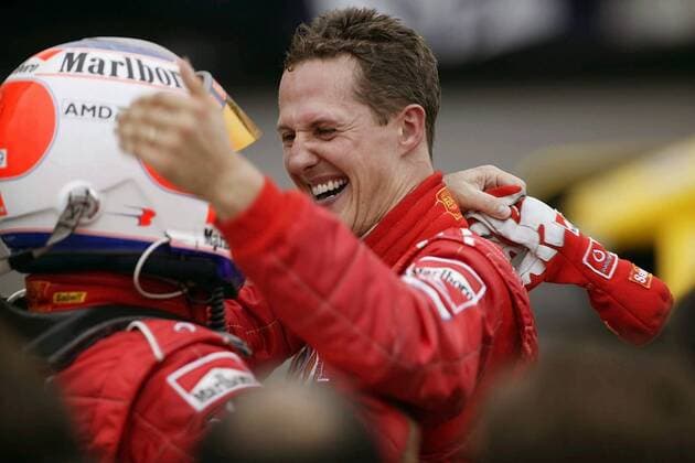 Weltmeister Michael Schumacher (re., Deutschland) umarmt Sieger Rubens Barrichello (Brasilien, beide Ferrari) Motorsport Grand Prix Herren Großer Preis von Japan 2003, Formel 1 Weltmeisterschaft, F1, F, GP, WM Gruppe Suzuka Freude,