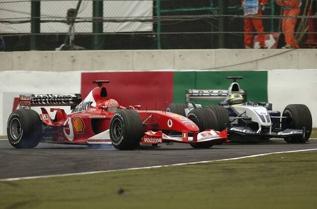 Michael Schumacher (li., Ferrari) kollidiert mit seinem Bruder Ralf Schumacher (beide Deutschland BMW-Williams) Motorsport Grand Prix Herren Großer Preis von Japan 2003, Formel 1 Weltmeisterschaft, F1, F, GP, WM Gruppe Suzuka Spannung,