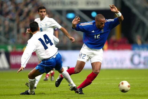 Thierry Henry (re., Frankreich) gegen Oren Zitoni (Israel) Fußball Länderspiel Herren Europameisterschaftsqualifikation 2003, Qualifikation, Länderspiel, Frankreich - Israel 3:0, Vdig Gruppe Paris Dynamik,  