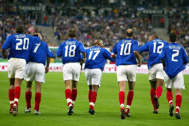 Mannschaftsjubel Frankreich, v.li.: David Trezeguet, Robert Pires, Benoit Pedretti, Oliver Dacourt, Zinedine Zidane, Thierry Henry und Anthony Reveillere Fußball Länderspiel Herren Europameisterschaftsqualifikation 2003, Qualifikation, Länderspiel, Vdig Gruppe Paris Freude,