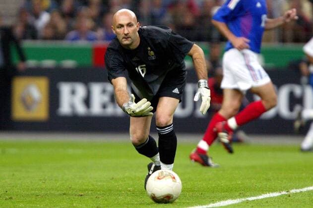 Torwart Fabien Barthez (Frankreich) - Abwurf Fußball Länderspiel Herren Europameisterschaftsqualifikation 2003, Qualifikation, Länderspiel, Vdig Einzelbild Paris  