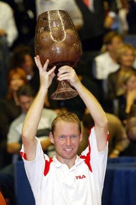 Rainer Schüttler (Deutschland) mit der Trophäe Tennis Herren Tournoi de Lyon 2003, ATP-Tour, Einzelbild Lyon Freude,  