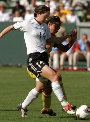 Maren Meinert (li., Deutschland) gegen Jane Törnqvist (Schweden) Fußball WM Damen Weltmeisterschaft 2003, Länderspiel, Nationalmannschaft, Nationalteam, Nationaltrikot, Frauen, Gruppe Carson Dynamik,