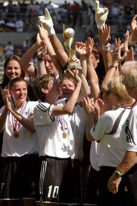 Weltmeister Deutschland - Bettina Wiegmann stemmt den WM-Pokal, li. Pia Wunderlich Fußball WM Damen Weltmeisterschaft 2003, Länderspiel, Frauen, Frauenfußball, Nationalmannschaft, Nationalteam Gruppe Carson Freude, Begeisterung,