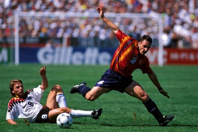 Thomas Häßler (li., Deutschland) gegen Albert Ferrer (Spanien) Fußball WM Herren Weltmeisterschaft 1994, Länderspiel, Nationalmannschaft, Nationalteam, Nationaltrikot, Vdia Gruppe Chicago Dynamik,