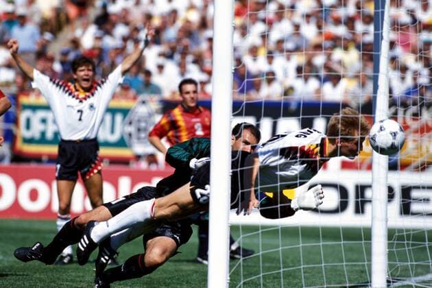 Stefan Effenberg (re., Deutschland) köpft das Tor zum 1:1 gegen Torwart Andoni Zubizarreta (Spanien) Fußball WM Herren Weltmeisterschaft 1994, Länderspiel, Nationalmannschaft, Nationalteam, Nationaltrikot, Vdia Gruppe Chicago Dynamik,