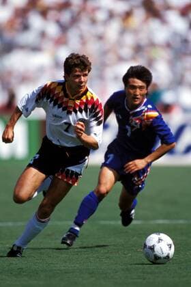 Andreas Möller (li., Deutschland) gegen Hong Gi Shin (Südkorea) Fußball WM Herren Weltmeisterschaft 1994, Länderspiel, Nationalmannschaft, Nationalteam, Nationaltrikot, Vdia Gruppe Dallas