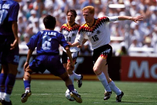 Matthias Sammer (re., Deutschland) gegen Young Jin Lee (Südkorea) Fußball WM Herren Weltmeisterschaft 1994, Länderspiel, Nationalmannschaft, Nationalteam, Nationaltrikot, Vdia Gruppe Dallas