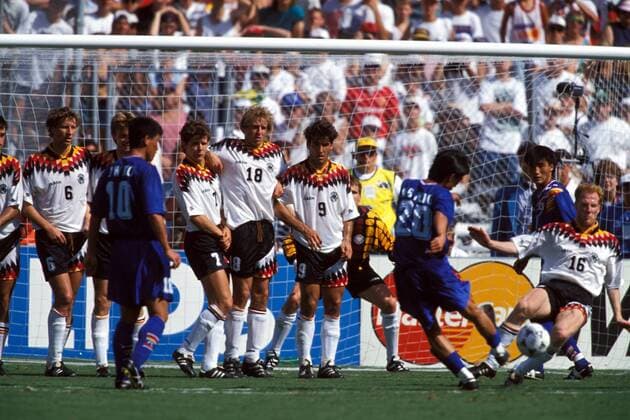 Die deutsche Abwehrmauer erwartet den Freistoß von Myung Bo Hong (Südkorea) Fußball WM Herren Weltmeisterschaft 1994, Länderspiel, Nationalmannschaft, Nationalteam, Nationaltrikot, Vdia Totale Dallas Dynamik,