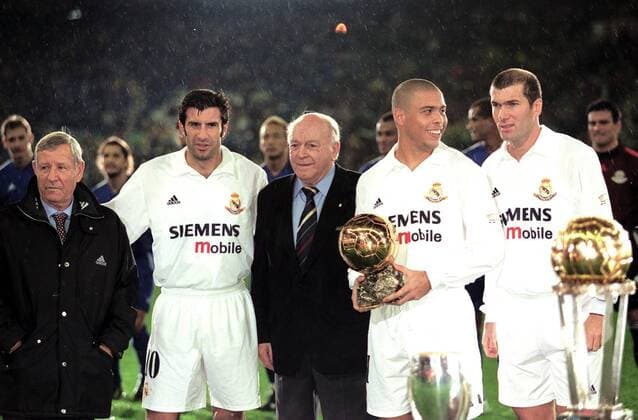 Luis Figo (2.v.li.), Ronaldo (2.v.re.) und Zinedine Zidane (re.) werden von Ehrenpräsident Alfredo Di Stefano (3.v.li., alle Real) zum Jahresabschluss für ihre Verdienste ausgezeichnet - VERÖFFENTLICHUNGSRECHTE NUR FÜR DEUTSCHE MEDIEN Fußball Herren Primera Division 2003 2004, 1. Spanische Liga, Real Madrid Gruppe Madrid