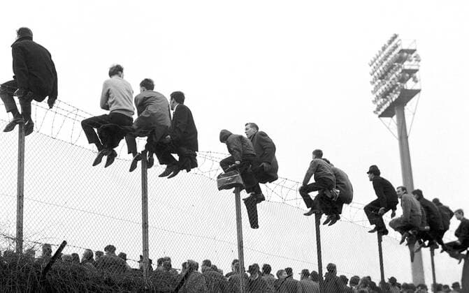 Zaungäste im Bremer Weserstadion machen es sich auf dem Stacheldraht gemütlich Fußball 1. BL Herren Saison 1965 1966, SV Werder Bremen Gruppe Bremen