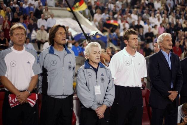 Trainerbank Deutschland während der Hymne, v.re.: Teamchef Rudi Völler, Bundestrainer Michael Skibbe, Physiotherapeut Adolf Katzenmeier, Mannschaftsarzt Dr. Hans-Wilhelm Müller-Wohlfahrt und Physiotherapeut Klaus Eder Fußball Länderspiel Herren Länderspiel 2003, Freundschaftsspiel, Nationalmannschaft, Nationalteam, Gruppe Stuttgart