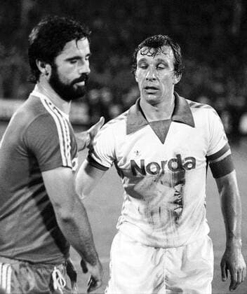 Gerd Müller (li., Bayern) und Horst-Dieter Höttges (Bremen) - Abgang Fußball 1. BL Herren Saison 1976 1977, SV Werder Bremen - FC Bayern München 2:3 Gruppe Bremen