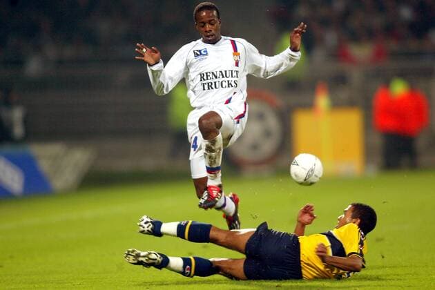 Sidney Govou (li., Lyon) überspringt den am Boden liegenden Sylvain Monsoreau (Sochaux) Fußball Herren Ligue Une 2003 2004, 1. Französische Liga, Olympique Lyonnais - FC Sochaux Montbeliard 1:1, Vdig Gruppe Lyon Dynamik  