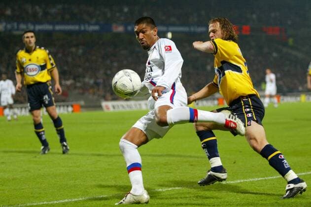 Giovane Elber (li., Lyon) zieht ab, re.: Fabien Boudarene (Sochaux) Fußball Herren Ligue Une 2003 2004, 1. Französische Liga, Olympique Lyonnais - FC Sochaux Montbeliard 1:1, Vdig Gruppe Lyon Dynamik,  