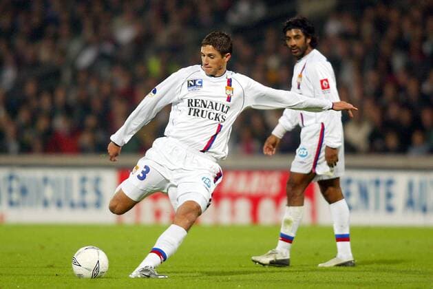 Edmilson (li.) zieht ab, re. Dhorasoo (beide Lyon) Fußball Herren Ligue Une 2003 2004, 1. Französische Liga, Olympique Lyonnais, Vdig Gruppe Lyon Dynamik,  