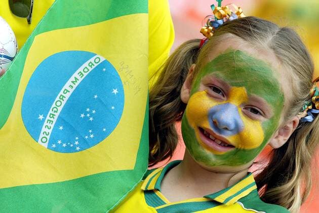 Ein kleines Mädchen mit der brasilianischen Flagge und Gesichtsbemalung in den Landesfarben Brasiliens Fußball WM Damen Weltmeisterschaft 2003, Länderspiel, Frauen, Frauenfußball, Nationalmannschaft, Nationalteam, Einzelbild Washington D.C. Freude,  