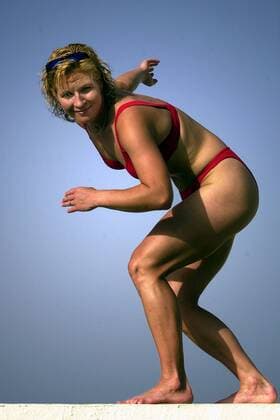 Claudia Pechstein (Deutschland) in Eisschnelllauf-Startposition - im Bikini?? Eisschnellauf Damen Club der Besten 2003, Robinson Klub, Ferien, Urlaub, Freizeit, Shooting, Fotoshooting, Fototermin Einzelbild Tabarka